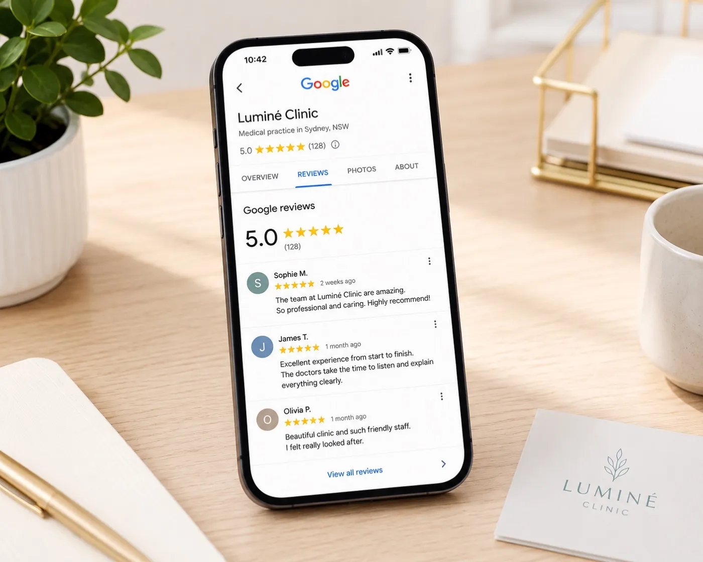 Telefon z opiniami gabinetu w Google i oceną 5,0